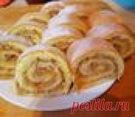 Бисквитный рулет с яблоком и орешками – пошаговый рецепт приготовления с фото