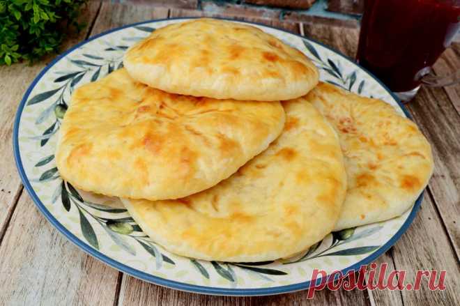 Лепёшки с сыром из слоёного теста Лепёшки с сыром из слоёного теста - это простая и быстрая в приготовлении выпечка, которая порадует своим вкусом. Они получаются воздушными и аппетитными благодаря нежной сырной начинке. Подавать можно как тёплыми, так и остывшими, что делает их универсальным блюдом для любого случая.