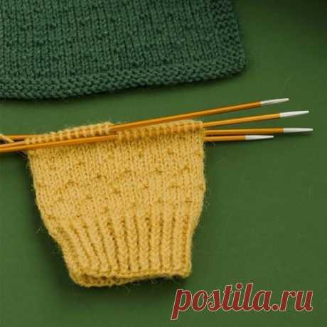 Узор спицами Крапинки из изнаночных петель разбавят лицевую гладь. Схема настолько легко запоминается, что можно просто наслаждаться вязанием.⠀ Узор подойдет для любых носков: женских, мужских и детских . Ведь раппорт состоит всего из 4-х петель.⠀ Образец связан из пряжи Gruendl Hot Socks Uni 50, 210...
