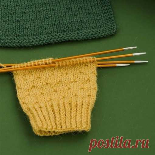 Узор спицами Крапинки из изнаночных петель разбавят лицевую гладь. Схема настолько легко запоминается, что можно просто наслаждаться вязанием.⠀ Узор подойдет для любых носков: женских, мужских и детских . Ведь раппорт состоит всего из 4-х петель.⠀ Образец связан из пряжи Gruendl Hot Socks Uni 50, 210...