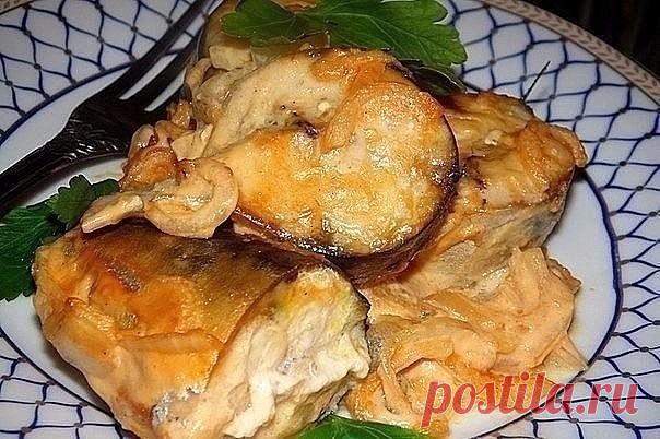 СКУМБРИЯ В ГОРЧИЧНОМ СОУСЕ 

Она получилась очень вкусной, сочной и не сухой, а просто тающей во рту...

Ингредиенты: 

● скумбрия - 2 рыбки
● репчатый лук - 1 шт.
● майонез - 2 ст. л. 
● соевый соус - 3 ст. л.
● горчица - 2 ст. л.
● зелень для подачи

Приготовление:

Скумбрию очистить от внутренностей, хорошенько вымыть и нарезать на порционные кусочки. Очищенный репчатый лук нарезать полукольцами. Для приготовления соуса смешать майонез, соевый соус и горчицу (соль добав...