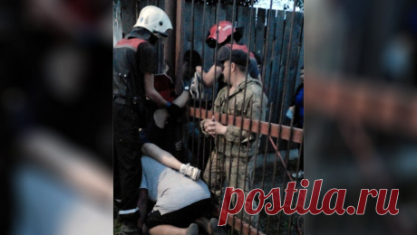 В Костроме ребенок повис на заборе со штырем в ноге. В Костроме ребенок получил серьезную травму, когда пытался перелезть через металлический забор, ему потребовалась помощь спасателей. Об этом сообщает МКУ Центр гражданской защиты города Костромы. Инцидент произошел 29 июня на Прямом ...