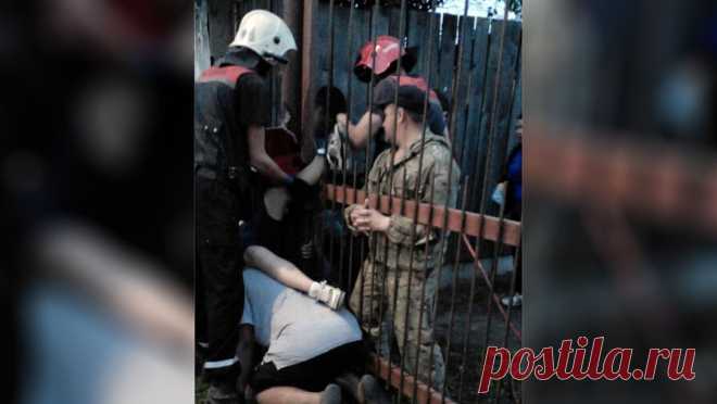 В Костроме ребенок повис на заборе со штырем в ноге. В Костроме ребенок получил серьезную травму, когда пытался перелезть через металлический забор, ему потребовалась помощь спасателей. Об этом сообщает МКУ Центр гражданской защиты города Костромы. Инцидент произошел 29 июня на Прямом ...