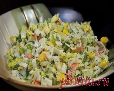 ПОДБОРКА САЛАТОВ С КУКУРУЗОЙ 
1) САЛАТ "МЕЧТА" 
ИНГРЕДИЕНТЫ:
● капуста – 300 гр;
● помидор – 2 шт;
● огурец- 3 шт;
● болгарский перец – 1 шт;
● консервированная кукуруза;
● чипсы.
Для соуса:
● майонез;
● сметана;
● лимонный сок.
ПРИГОТОВЛЕНИЕ:
Первым делом необходимо нашинковать капусту и порезать на мелкие кубики огурцы и помидоры.Сок, выделившийся при нарезке помидоров, необходимо удалить. Из болгарского перца удаляем семечки и также мелко нарезаем. Для подачи нам понадобится большое блюдо