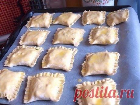 Как приготовить пирожки из солоеного теста с зеленым луком, сыром и вечиной - рецепт, ингридиенты и фотографии