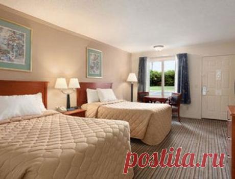 Приехал мужик в гостиницу, а ему говорят: — Мест нет, есть одно, но там сосед храпит, так что всю ночь спать не будете. Мужик говорит: — Нифига, пойдет ... На следующее утро: — Ну как спали???... — Нормально!.. — Я к нему вечером подошел и сказал: —&quot;СПОКОЙНОЙ НОЧИ, МИЛАЯ&quot; и поцеловал ........ Так он после этого, не только не храпел, всю ночь глаз не сомкнул!!!...