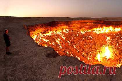 Жителям Туркмении запретили приближаться к «Вратам ада». В Туркмении местным жителям запретили без специального разрешения посещать горящий газовый кратер Дарваза, называемый в народе «Врата ада». Сотрудники полиции установили там посты и запретили гражданам приближаться к достопримечательности. При этом на туристов запрет не распространяется.