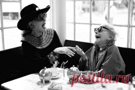 Несколько пятидесятилетних женщин решили собраться и пообедать вместе. Поразмыслив, они выбрали ресторан «Морской бриз», потому что там много молодых официантов в обтягивающих брюках.
Через 10 лет, когда им исполнилось 60, они опять решили пообедать вместе. Выбрали ресторан «Морской бриз», потому что там хорошая еда, большой выбор вин и симпатичные официанты.
Ещё через 10 лет, когда им исполнилось 70, они опять решили пообедать вместе. Выбрали ресторан «Морской бриз», потому что там тихо, крас