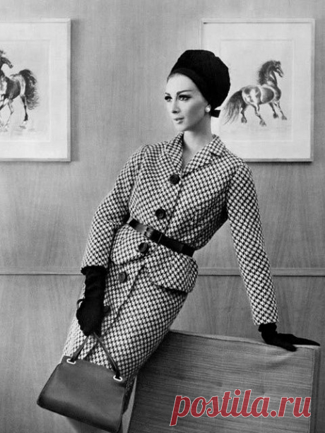 Patterned suit chicness from the early 60s.