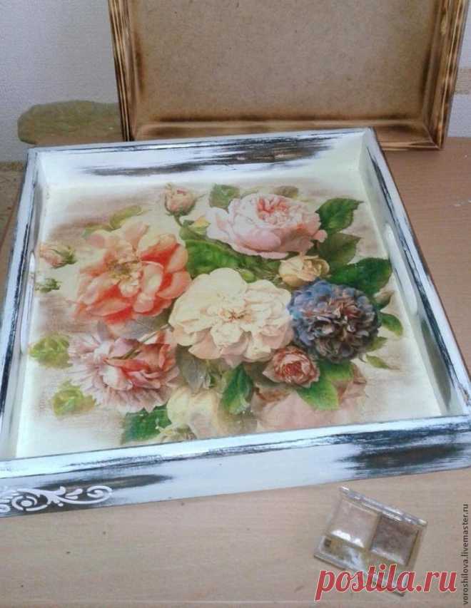 Декорирование подноса с декупажем и техникой состаривания