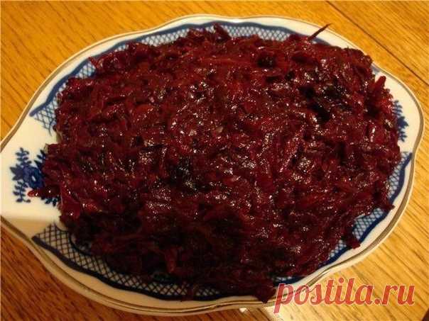 Французкая Свекольная Икра, остренькая и сочная.

2 кг. свеклы (очистить, натереть на терке)
1 кг. моркови (очистить, натереть на терке)
1 кг. лука (очистить и мелко нарезать)
0,8 кг. помидоров (прокрученных на мясорубке)
1 стручок горького перца (прокрутить вместе с помидорами)
80 ми.л. уксуса 9%
1 ст.л. соли с горкой (солить надо по вкусу,может понадобиться больше)
80 гр.сахара (2-3 ст.л. с горкой)
250-300 ми.л. растит.масла
1 головка чеснока (очистить и пропустить через...