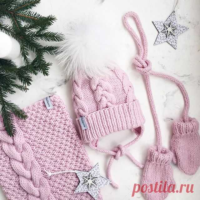 Розовый-явно фаворит среди всех заказов😊 Не знаю, сколько упаковок пряжи я перевязала в этом сезоне😅А сколько ещё будет 🤔
Второе место, пожалуй отдам серому и всем его 50-ти оттенкам👌🏻
На третьем голубой, синий, марсала🍷
В прошлом сезоне вязала практически белые шапки и мятно-розовые комплекты. Хотела летом основательно подготовиться и закупиться белой пряжей, хорошо, что этого не сделала😄
И да, на февраль приму ещё несколько заказов и, наверное, приостановлю запись...