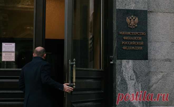 Минфин исключил введение декларирования наличных свыше ₽1 млн. Депутат Думы Анатолий Вассерман предложил, чтобы россияне сообщали в налоговую о хранении наличными более 1 млн руб. Минфин указал, что идея «не отвечает интересам граждан», они могут хранить средства так, как считают нужным