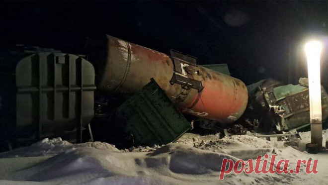 В Челябинской области из-за пьяного машиниста столкнулись два поезда. Два поезда столкнулись в Челябинской области. Об этом сообщил Telegram-канал Baza. По данным канала, грузовой поезд столкнулся с тепловозом в Челябинской области вечером 12 февраля. Выяснилось, что машинист тепловоза нарушил правила ...