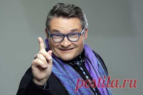 Почему в России не ценят ручной труд? 

 Александр Васильев, эксперт моды мирового уровня, считает: вещи влияют на образ жизни и черты характера, настроение и даже здоровье. На его пиджаке вы никогда не найдете дорогого лейбла. Это, как считает Александр Васильев, признак дурного вкуса. 
 За рубежом, да и у нас, в высших кругах, надеть вещь ручного вязания это эксклюзив, это совершенство! 
 Во всем мире ценятся вещи, сделанные руками человека, а не станками на фабриках. Ве...