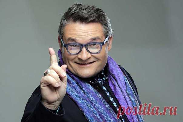 Почему в России не ценят ручной труд? 

 Александр Васильев, эксперт моды мирового уровня, считает: вещи влияют на образ жизни и черты характера, настроение и даже здоровье. На его пиджаке вы никогда не найдете дорогого лейбла. Это, как считает Александр Васильев, признак дурного вкуса. 
 За рубежом, да и у нас, в высших кругах, надеть вещь ручного вязания это эксклюзив, это совершенство! 
 Во всем мире ценятся вещи, сделанные руками человека, а не станками на фабриках. Ве...