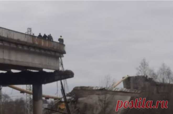 Почти 9 тысяч человек остались без газа из-за обрушения моста в Вязьме. При обрушении Панинского путепровода были повреждены сети газоснабжения.