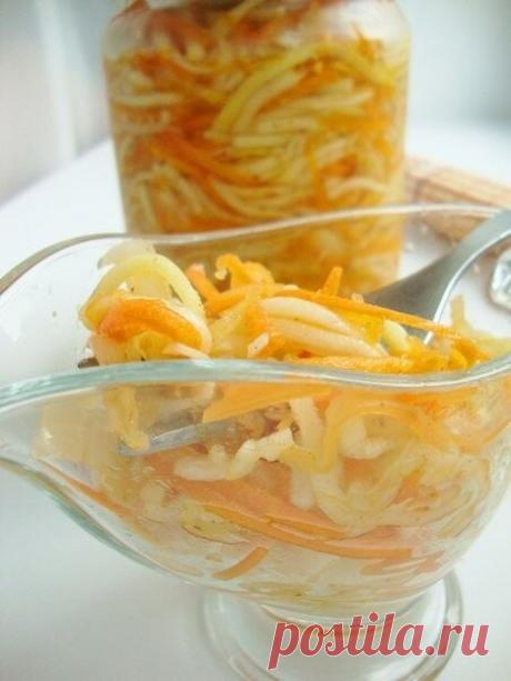 «НАСЛАЖДЕНИЕ» (особенно для НЕлюбителей кабачков) 

Этот рецeпт удивительный по многим причинам: 

1. готовиться ооочень просто, минимум ваших усилий 
2. получается ооочень вкусно, доставляя максимум удовольствия 
3. самое главное!!! этот салатик едят даже ТЕ, кто ни в каком виде НЕ ест кабачки 
4. никто ещё с первого раза не угадал из чeго салатик приготовлен - ВСЕ говорят "ООочень вкусная маринованная...КАПУСТА!!!" 

3 кг уже очищенных (!) от кожуры и семян кабачков 
0,5...