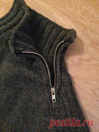 Нужно вшить молнию в вязаное изделие? Учимся делать это аккуратно! Все мастерицы знают, что пришивание молнии в вязаное изделие ужасно нервирует. Особенно, когда кажется, что все уже пришито и закончено, то вдруг обнаруживается, что не сходятся ровно концы молнии, то волны пошли какие-то. Ну, в общем, кошмар.