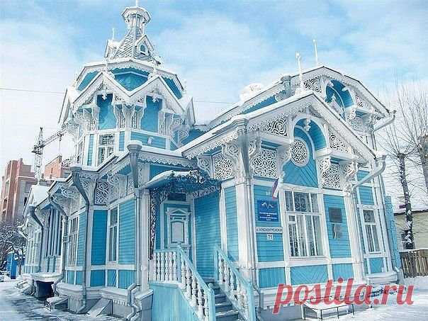 Красивый резной дом