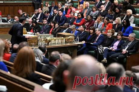 Британских парламентариев обязали указать пол их родителей. Всех сотрудников парламента Великобритании обязали указать в анкете пол их родителей. Об этом пишет британская газета Daily Mail. Отмечается, что нововведение вызвало недоумение у работников Вестминстера, тем более что помимо женского и мужского пола появился вариант «иное».