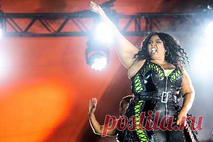 Рэперша Lizzo лишилась мечты выступить на Супербоуле из-за скандала. Певица Мелисса Вивиан Джефферсон, известная как Lizzo, лишилась мечты выступить на Супербоуле из-за обвинений в домогательствах и дискриминации. Утверждается, что после скандала организаторы спортивного события США перестали рассматривать рэпершу в качестве главного кандидата на роль исполнителя в перерыве матча.