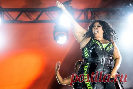 Рэперша Lizzo лишилась мечты выступить на Супербоуле из-за скандала. Певица Мелисса Вивиан Джефферсон, известная как Lizzo, лишилась мечты выступить на Супербоуле из-за обвинений в домогательствах и дискриминации. Утверждается, что после скандала организаторы спортивного события США перестали рассматривать рэпершу в качестве главного кандидата на роль исполнителя в перерыве матча.