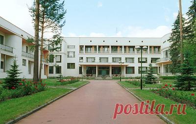 Земли санатория "Барвиха" были проданы в 236 раз дешевле рыночной стоимости. По данным РБК, в Одинцовском суде Московской области приступили к рассмотрению по существу иска Генпрокуратуры об изъятии 8 га земли из 99, ранее принадлежавших санаторию Управделами президента "Барвиха"