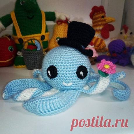 Осьминожка-джентльмен от @helgakropiva 🐙 🐙 🐙 
#довяжуипокажу #вязаныйосьминог #осьминогкрючком #игрушкикрючком