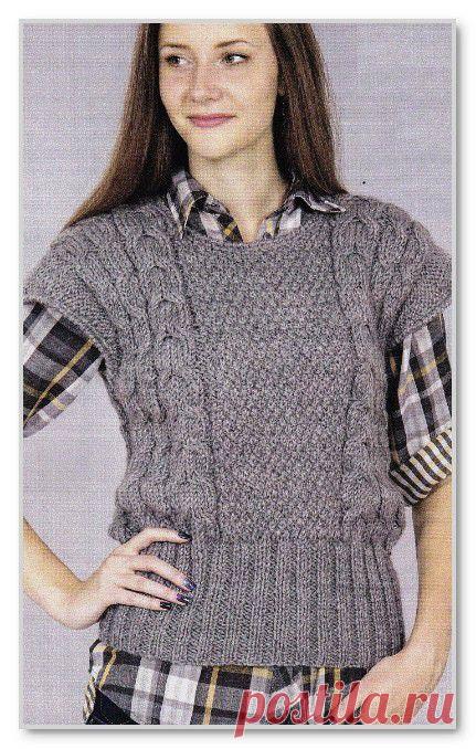 Вязание спицами. Однотонная безрукавка с жемчужным узором и косами. Размер: 44