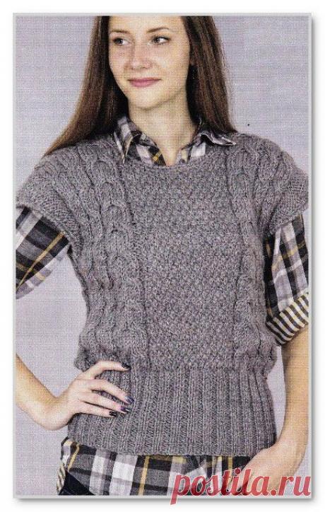 Вязание спицами. Однотонная безрукавка с жемчужным узором и косами. Размер: 44