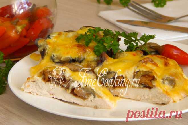 Куриные отбивные с грибами Все еще в раздумьях, какое блюдо приготовить на Новый год? Значит я по адресу! Сегодня сделаем очень простые по ингредиентам и в исполнении, но одновременно аппетитные, вкусные, сочные, мягкие, ароматные и сытные отбивные из куриной грудки с лесными грибами и луком под сырной шапочкой.