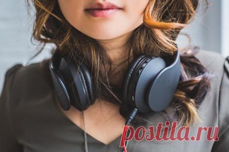 Эпилепсию научились лечить музыкой. Прослушивание сонаты Моцарта для двух фортепиано в ре мажоре уменьшает связанные с не поддающейся медикаментозному лечению эпилепсией всплески электрической активности, выяснили американские ученые. По их мнению, соната активирует сети нейронов, связанные с положительными эмоциями от музыки, которые влияют на всплески.