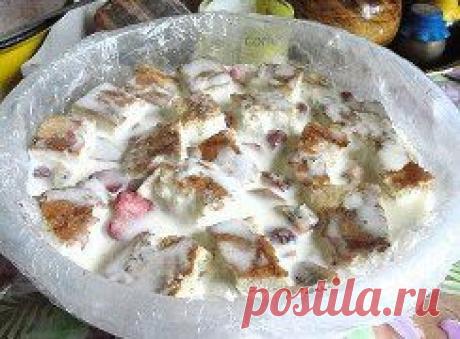 Тортик- 0,5 л сметаны
- 1 стакан сахара
- 1 пак желатина (25 г)
- 0,5 стак хол воды
- 300 г бискви
- 

Бисквит  купить  или испечь 
желатин зальем водой и ост для набух. .

Фрукты  нарежем.
Бисквит нареж кусоч

Смет смеш с сах и взобьем .

Набухший подогна водяной бане, не доводя до кипения. И выльем в смет крем, размешГлубпосуду выстеплёнкой.

На дно немного ягод.
Сверху кус бисквита.
Залить кремом.
 слоями.

Сверху  прикроем плёнкой и  в холод.