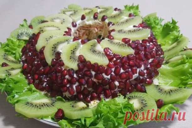 ОЧЕНЬ КРАСИВЫЙ ЛЕГКИЙ И ВКУСНЫЙ САЛАТ К НОВОГОДНЕМУ СТОЛУ.

Салат с черносливом, киви и гранатом

Такой прекрасный салат с курицей и фруктами особенно понравится девушкам. А еще он изумительно украсит новогодний стол!

Тебе понадобится:

 2 куриных бедра, 
100 г сыра,
 60 г чернослива, 
3 яйца, 
2 моркови, 
2 киви, 1 гранат, 
4 ст.л. майонеза.

Приготовление: 

Отвари курицу и яйца и мелко нарежь.
 Точно так же мелко нарежь чернослив. 
Отварную морковь и сыр натри на терке...