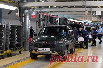 В «АвтоВАЗе» назвали негативные последствия от перехода на кириллицу. «АвтоВАЗ» подумает о переводе бренда Lada на кириллицу, но потенциальный ребрендинг обойдется достаточно дорого. Об этом в ответ на предложение вице-премьера — главы Минпромторга Дениса Мантурова заявил президент предприятия Максим Соколов. Другим негативным последствием он назвал снижение узнаваемости за рубежом.