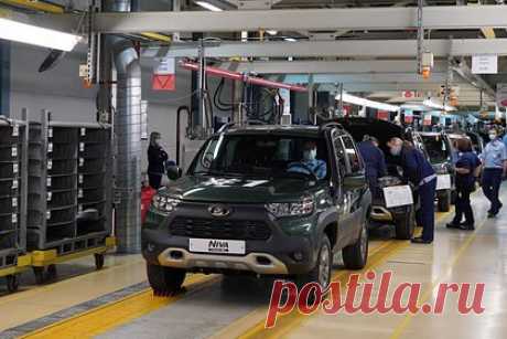 В «АвтоВАЗе» назвали негативные последствия от перехода на кириллицу. «АвтоВАЗ» подумает о переводе бренда Lada на кириллицу, но потенциальный ребрендинг обойдется достаточно дорого. Об этом в ответ на предложение вице-премьера — главы Минпромторга Дениса Мантурова заявил президент предприятия Максим Соколов. Другим негативным последствием он назвал снижение узнаваемости за рубежом.