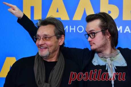 Спектакли будут. Сын Домогарова рассказал о диагнозе отца. Актер не собирается уходить из профессии, спектакли с его участием продолжаются.
