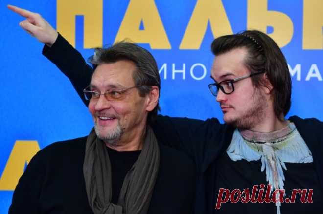 Спектакли будут. Сын Домогарова рассказал о диагнозе отца. Актер не собирается уходить из профессии, спектакли с его участием продолжаются.