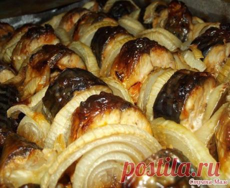 Скумбрия запеченная в духовке 
Попробовав один раз, теперь постоянно эту рыбку делаю именно так! 

Вам понадобится: 

1. Скумбрия свежемороженная - 1 кг. (три рыбки) 
2. Лук - чем больше, тем лучше! (у меня уходит пять хороших луковиц) 
3. Майонез 
4. Кетчуп (использую кетчуп "Лечо" Махеев) 
5. Специи 

Приготовление: 


1. Рыбу чистим, режем кусочками. 

2. Лук чистим, режем полукольцами. 

3. Рыбу помещаем в ёмкость, добавляем 4-5 ст. ложек майонеза и 4-5 ст. ложек кетчу...