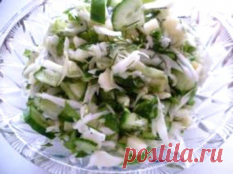 Салат с яблоком, капустой и соленым огурцом