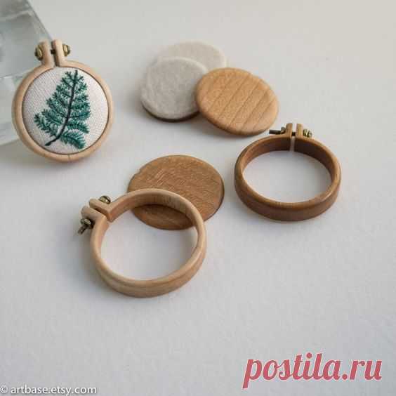 This particular style has a carved rounded edge. Minihoop kit includes: - one mini hoop in one of these available wood options: walnut, cherry or maple - inner plate, two available options: padded or…