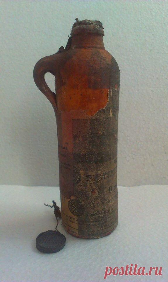 Чёрный рижский бальзам.1904 год. Под акцизом и сургучом. Шильдик отпал,сгнила нитка. Оценили в 2300$.