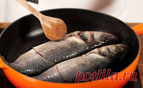 Исправляем частые ошибки при жарке рыбы: сохраняет вкус после разморозки и больше не пригорает