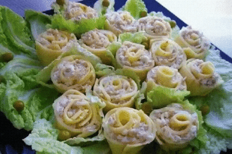 Закуска &quot;Розочки&quot;
Красивая закуска на праздничный стол.
Ингредиенты:
2 упаковки сыра в пластинках,
4 куриных яйца,

250 г отварного мяса (можно заменить копченым),
зелень,
майонез.
Приготовление:
1. Для этого рецепта рекомендую брать сразу готовый сыр в пластинках. Благодаря ровной и тонкой нарезке, &quot;розочки&quot; смотрятся красивее.
Квадратик сыра порезать на три полоски.
2. Приготовить начинку. Для этого необходимо порезать мелкими кубиками отварное мясо. Такая з