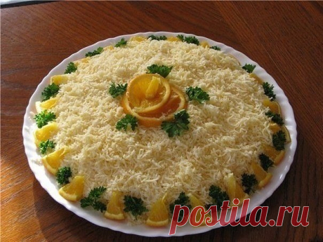 Салат из курицы с корейской морковкой 

Ингредиенты: 

куриный окорочок или куриное филе, 
корейская морковка - 200 г, 
апельсин - 1 шт, 
яйца - 3-4 шт, 
сыр твердый - 150 г, 
майонез

Приготовление:

Курицу отварить и порезать кубиками или соломкой. Яйца сварить вкрутую и потереть на мелкой терке. Апельсин очистить от кожуры и порезать небольшими кубиками. Сыр натереть на крупной терке.

Выкладывать салат слоями в следующей последовательности: 
1-й слой: курица 
2-й слой:...