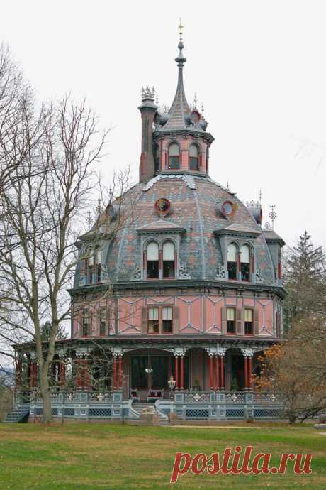 The Armour-Stiner House,  также известный. как восьмигранный дом , памятник Викторианской эпохи. Построен в1859-860гг.,финансистом Paul J. Armour.