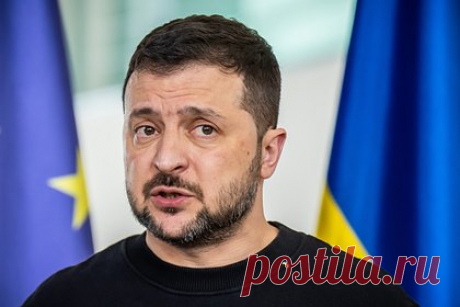 Биограф Зеленского заявил о его истощении. Близкие к президенту Украины Владимиру Зеленскому люди сообщают о появлении у него признаков физического истощения, заявил автор биографии украинского лидера, американский журналист Саймон Шустер. Он также отметил, что Зеленский плохо воспринимает критику и склонен отгораживаться от тех, кто критикует его решения.