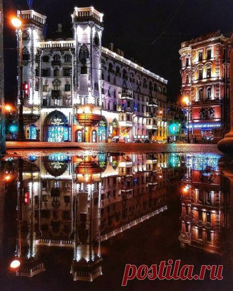 театр "Русская антреприза" имени Андрея Миронова в отражении. Только в Питере лужи являются достопримечательностью!