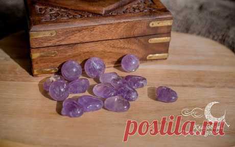 12 ФАКТОВ ОБ АМЕТИСТЕ 1. Аметист воздействует на чакру Третьего глаза (аджна) и на коронную чакру (сахасрара). Минерал не только очищает чакры, но и делает цвета ауру более ясной, способствует внутреннему видению. 2. …
